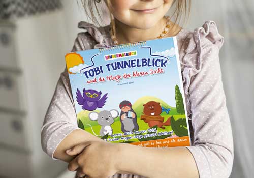 Ein Kind das das Malbuch "Tobi Tunnelblick und die Magie der klaren Sicht" vor sich hält.