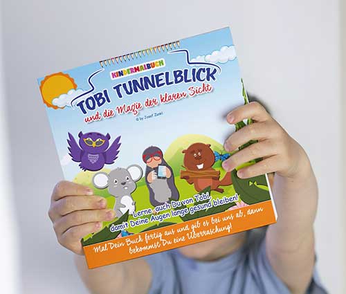 Ein Kind das das Malbuch "Tobi Tunnelblick und die Magie der klaren Sicht" vor sich hält.